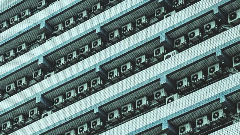 Fachada de prédio coberta por dezenas de aparelhos de ar-condicionado em fileiras
