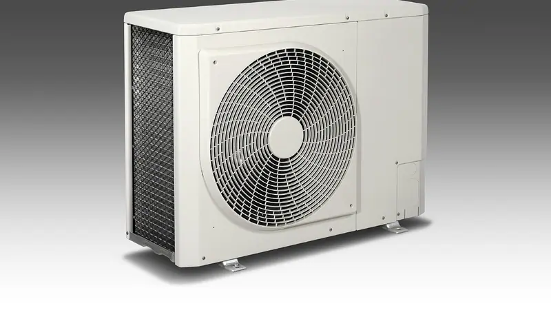 Unidade externa de ar-condicionado, branca, com a grade redonda do ventilador na frente