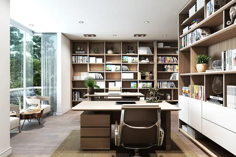 Escritório em casa com mesa de madeira, cadeira, estantes de livros e uma janela ampla para a área verde