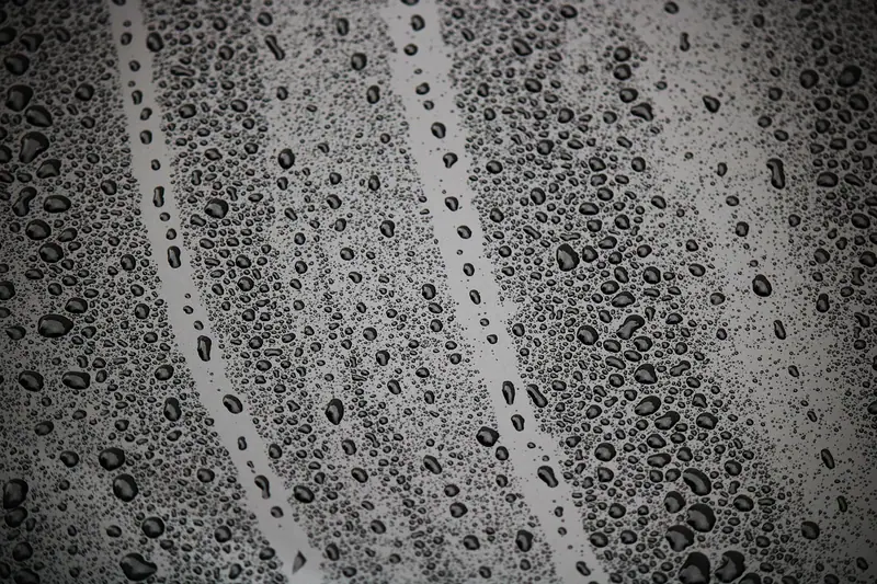 Gotas de água sobre a superfície de um vidro, em preto e branco