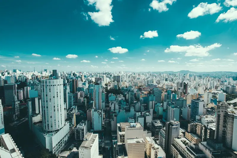 Prédios residenciais e comerciais de São Paulo vistos do alto, com muitas fachadas e janelas