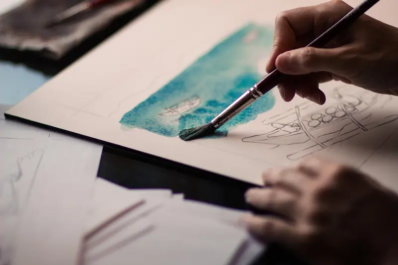 Mão pintando com pincel e aquarela verde-água sobre um desenho de projeto