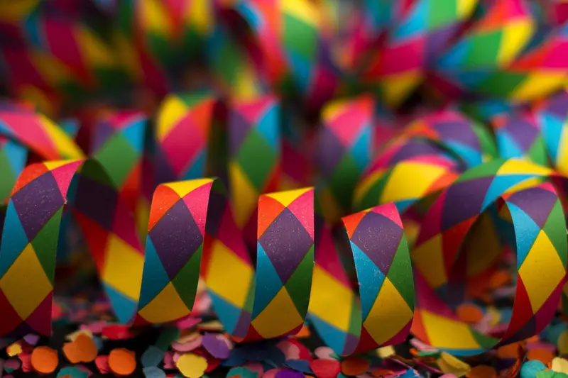 Serpentinas e confetes coloridos espalhados, em close