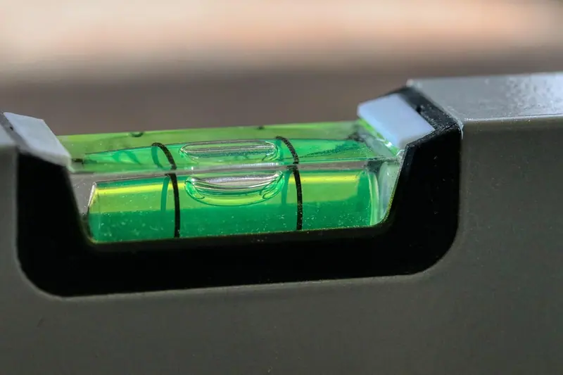 Close da bolha verde de um nível de alumínio