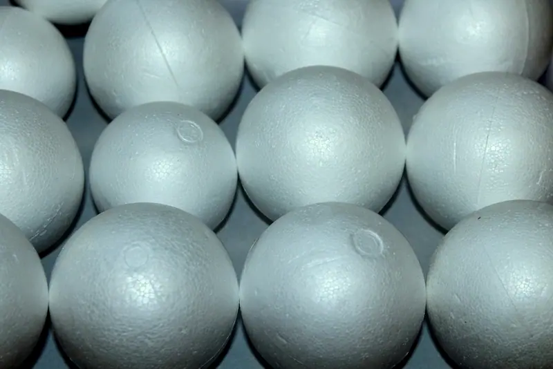 Várias bolas brancas de isopor lado a lado, em close