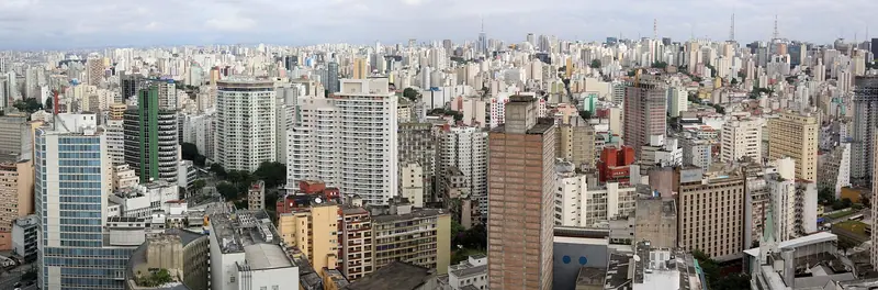 Vista panorâmica de São Paulo, com muitos prédios residenciais altos e antigos