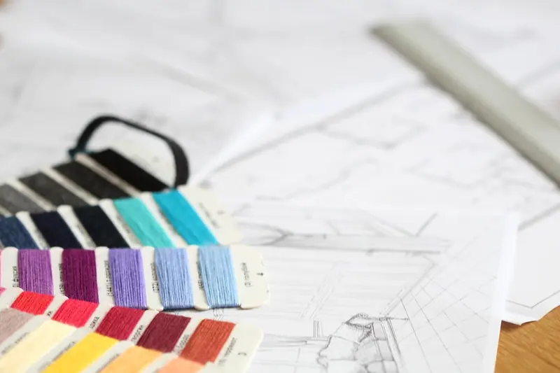 Cartela de cores sobre o desenho de um projeto de interiores, com régua ao lado