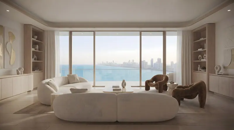 Sala com sofá branco, poltronas e uma janela panorâmica de parede a parede voltada para a cidade