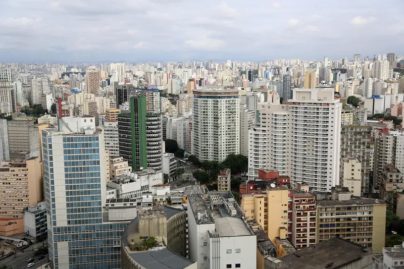Vista do alto de prédios residenciais e comerciais no centro de São Paulo