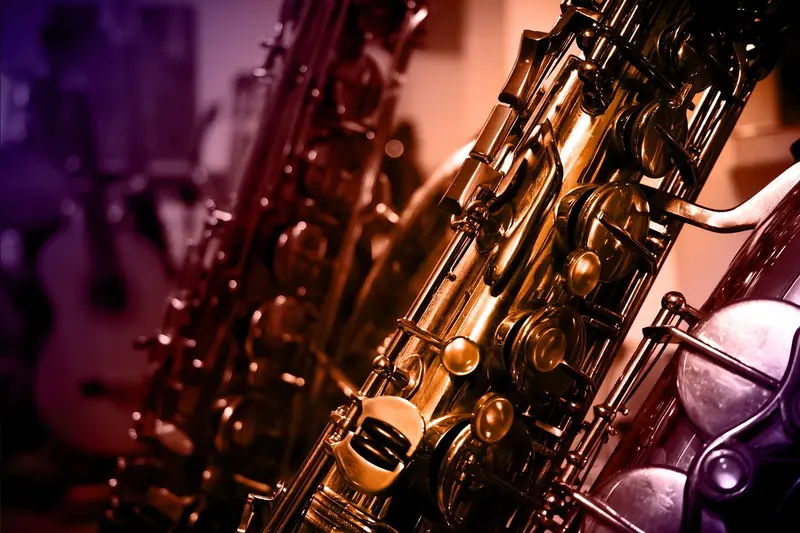 Detalhe de um saxofone dourado com as chaves em destaque e luz roxa ao fundo