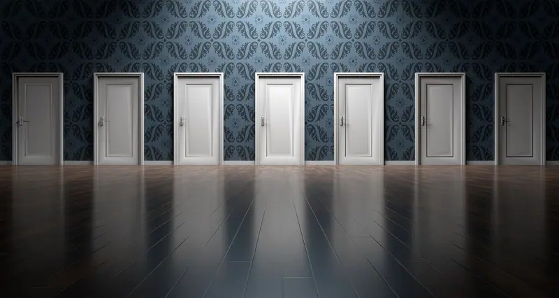 Fileira de portas brancas iguais numa parede com papel de parede azul e piso escuro brilhante