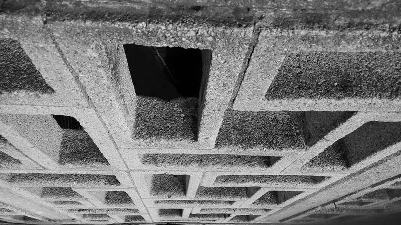 Laje de concreto com nervuras quadradas, vista de baixo em preto e branco
