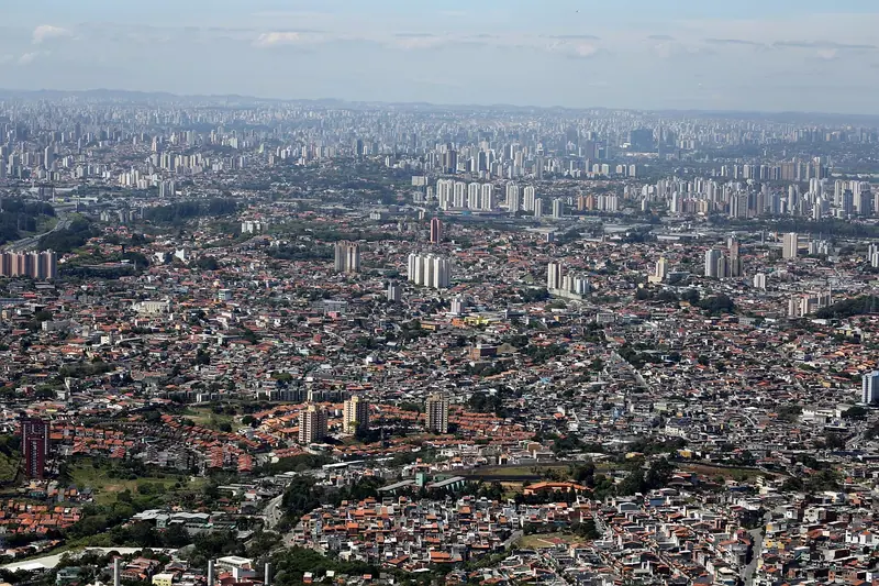 Vista aérea de São Paulo com casas e prédios se estendendo até o horizonte