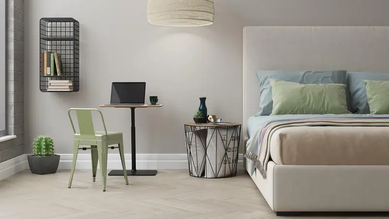 Quarto em tons neutros com cama de cabeceira estofada, luminária pendente e pequena mesa de apoio
