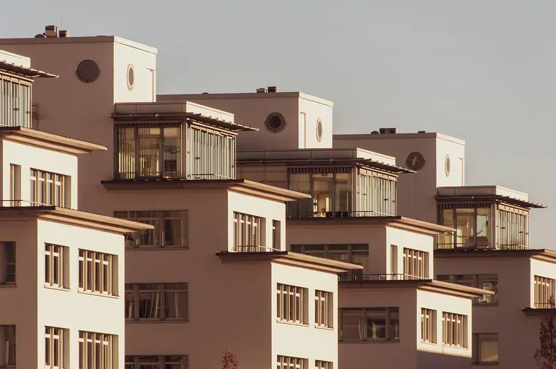 Prédios residenciais em degraus, com fileiras de janelas e varandas