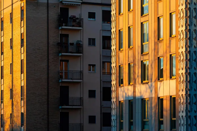 Fachadas de prédios com varandas iluminadas pela luz do fim de tarde